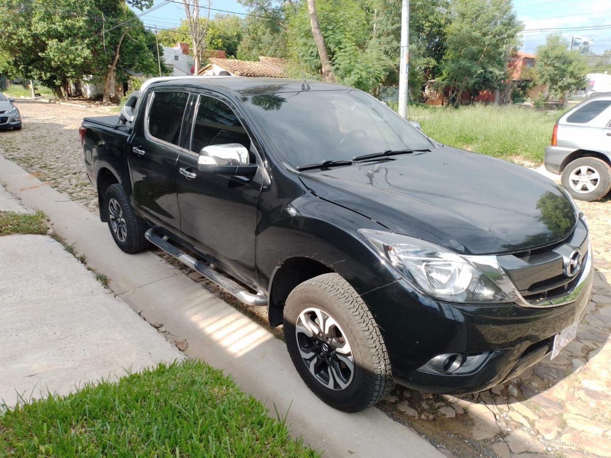 Camioneta Mazda BT50 impecable